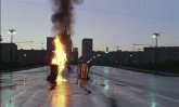 Финальный кадр фильма - две перевернутые горящие машины на мосту